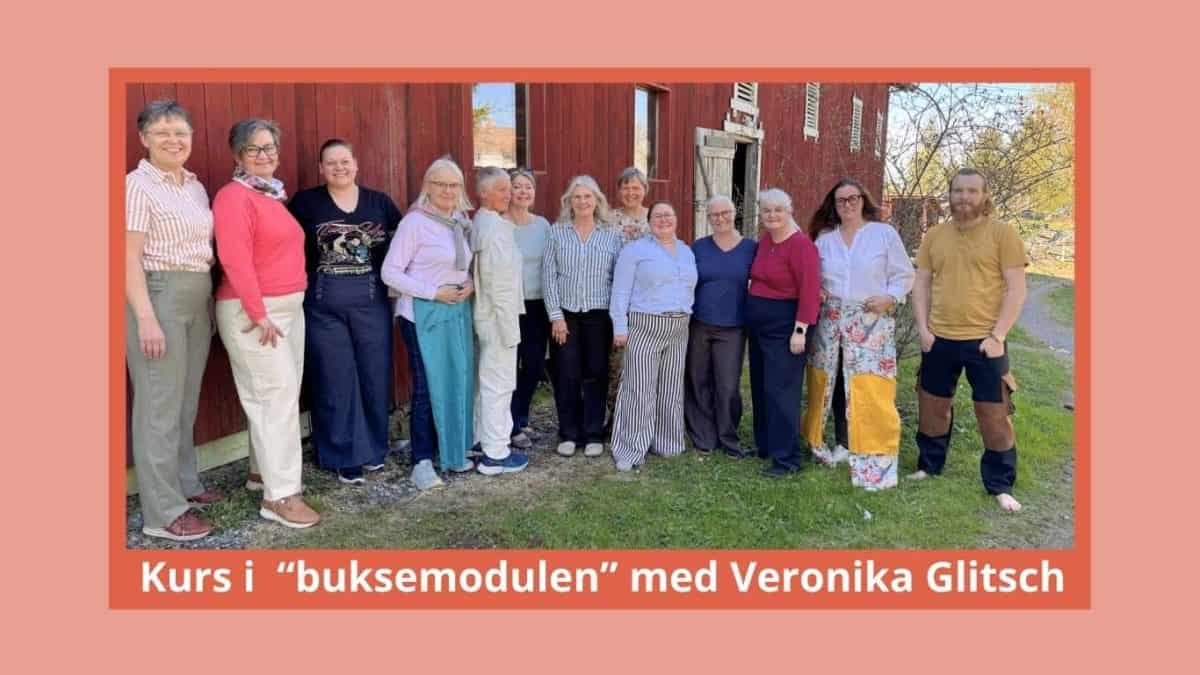 Kursdeltakere fra kurs i buksesøm, med mer eller mindre ferdige produkter