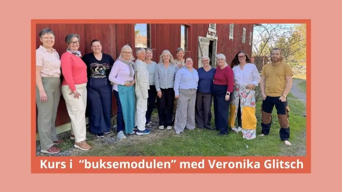 Kursdeltakere fra kurs i buksesøm, med mer eller mindre ferdige produkter